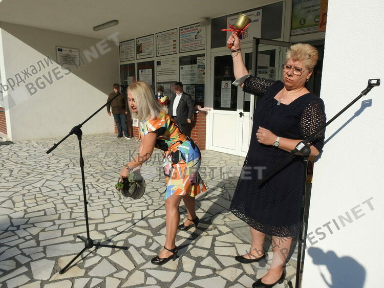 За стотен път в гимназия „Христо Ботев” проехтя първия училищен звънец