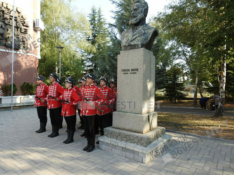 За стотен път в гимназия „Христо Ботев” проехтя първия училищен звънец