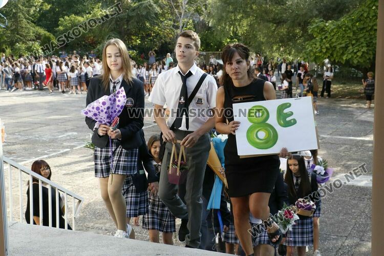 Първият учебен звън за 750 първолаци в Хасково. Гимназиите също започнаха присъствено