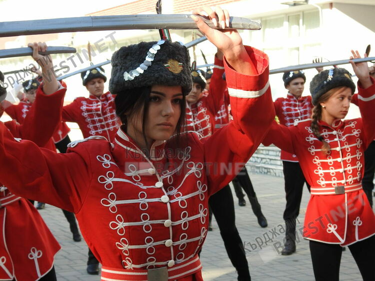 За стотен път в гимназия „Христо Ботев” проехтя първия училищен звънец