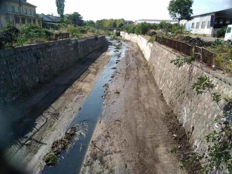Почистват речните корита в Хасково преди обилните валежи