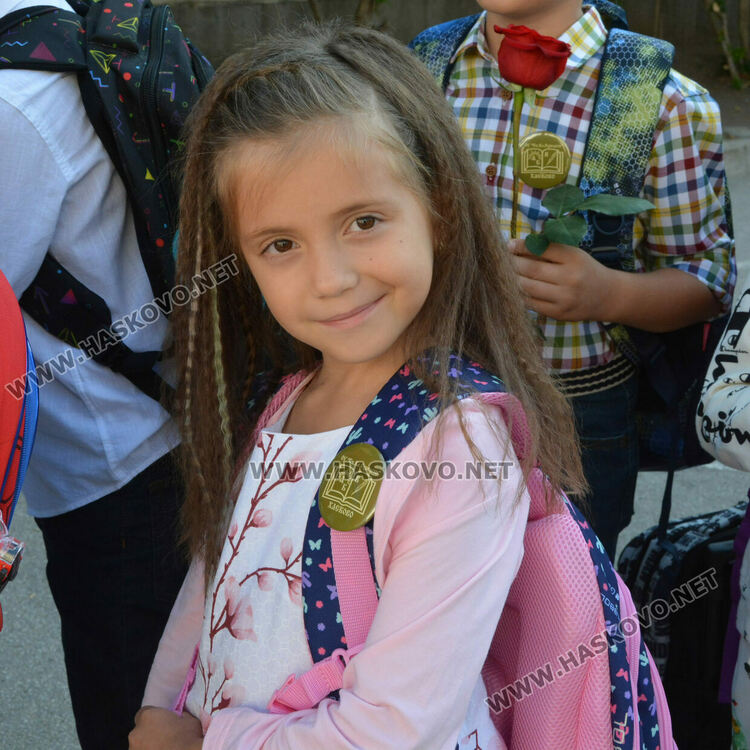 Първият учебен звън за 750 първолаци в Хасково. Гимназиите също започнаха присъствено