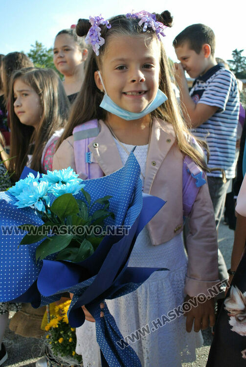 Първият учебен звън за 750 първолаци в Хасково. Гимназиите също започнаха присъствено