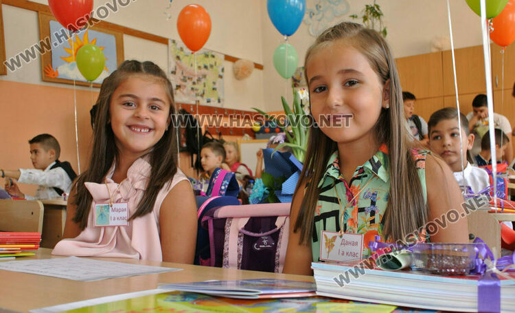 Първият учебен звън за 750 първолаци в Хасково. Гимназиите също започнаха присъствено