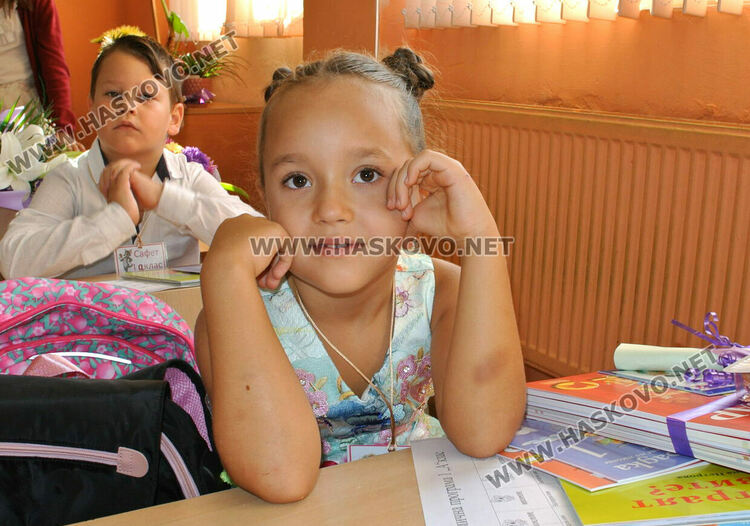 Първият учебен звън за 750 първолаци в Хасково. Гимназиите също започнаха присъствено