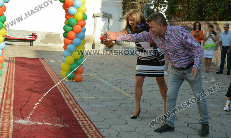 Първият учебен звън за 750 първолаци в Хасково. Гимназиите също започнаха присъствено