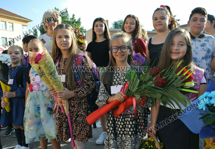 Първият учебен звън за 750 първолаци в Хасково. Гимназиите също започнаха присъствено
