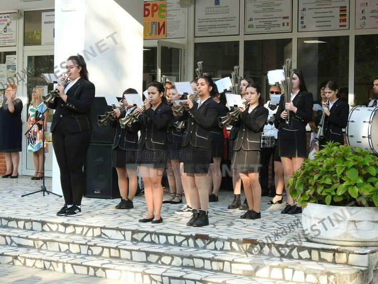 За стотен път в гимназия „Христо Ботев” проехтя първия училищен звънец