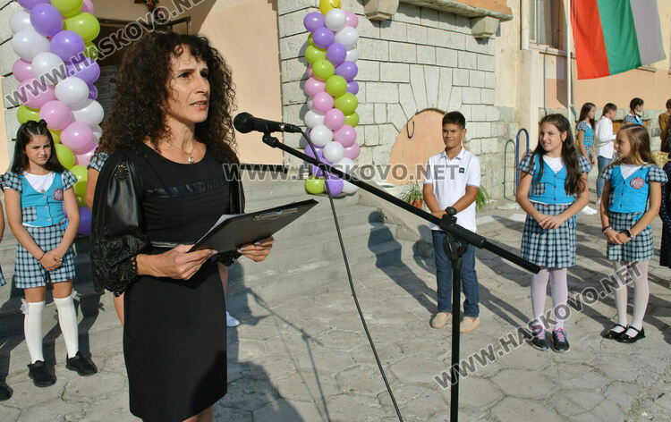 Първият учебен звън за 750 първолаци в Хасково. Гимназиите също започнаха присъствено