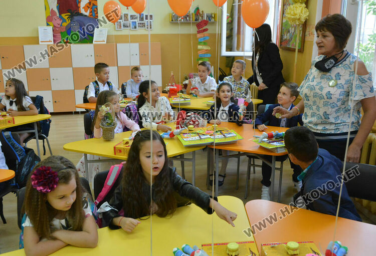 Първият учебен звън за 750 първолаци в Хасково. Гимназиите също започнаха присъствено