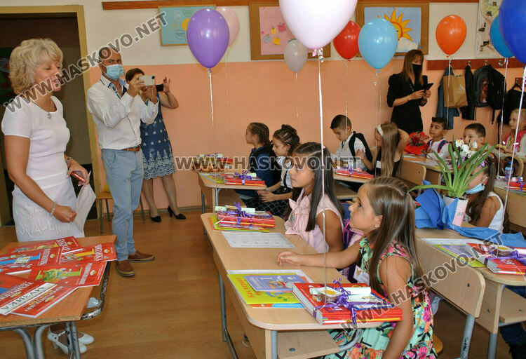 Първият учебен звън за 750 първолаци в Хасково. Гимназиите също започнаха присъствено