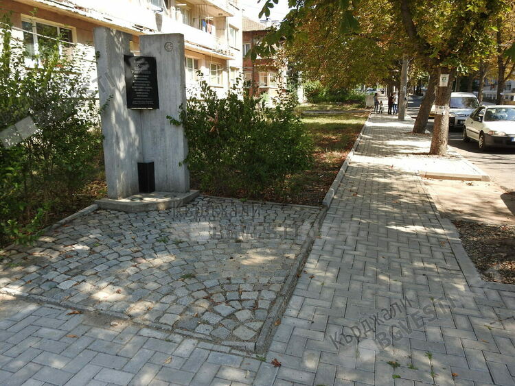 Училище „Отец Паисий”почисти боклуците около паметника на отец Благой Топузлиев,”Грийн Партнърс”отдалечи контейнера за смет