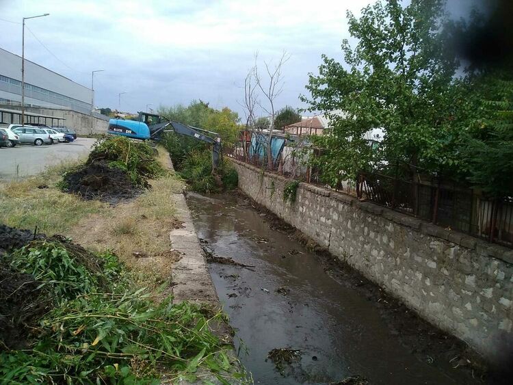 Почистват речните корита в Хасково преди обилните валежи