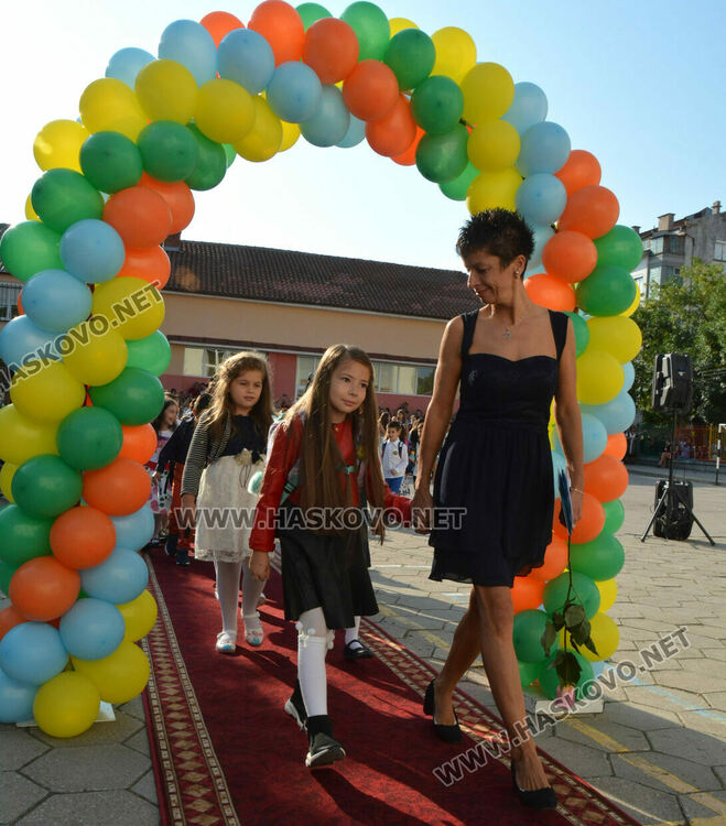 Първият учебен звън за 750 първолаци в Хасково. Гимназиите също започнаха присъствено