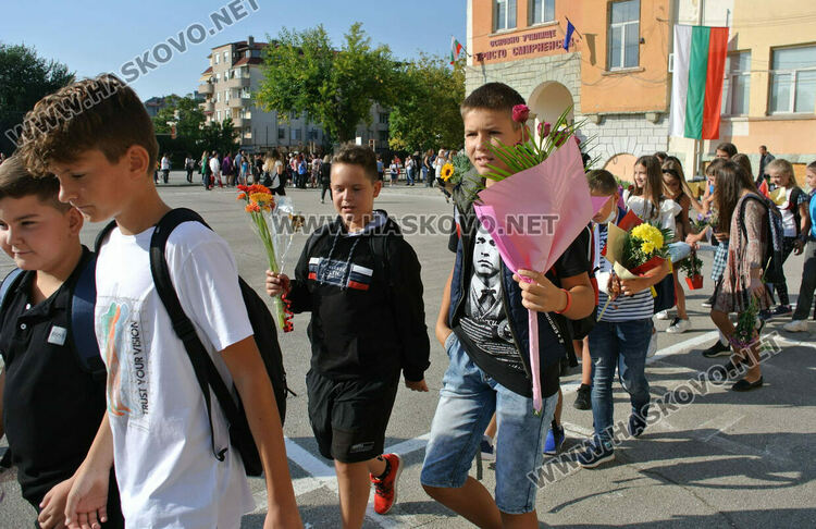 Първият учебен звън за 750 първолаци в Хасково. Гимназиите също започнаха присъствено