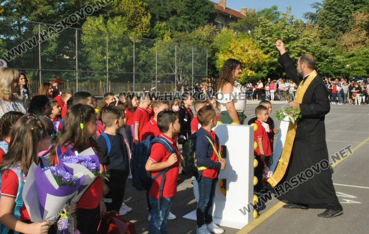 96 първокласници прекрачиха прага на хасковското СУ „Васил Левски“