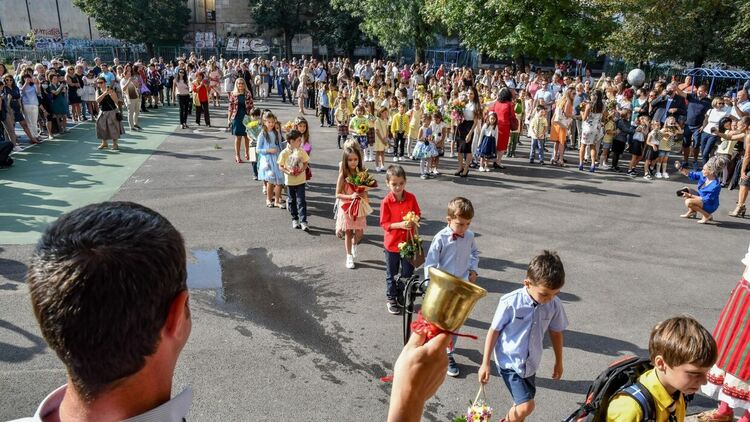 Около 11 000 ученици влизат днес в училищата от Пернишка област