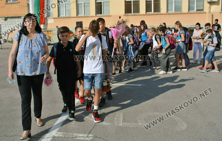 Първият учебен звън за 750 първолаци в Хасково. Гимназиите също започнаха присъствено