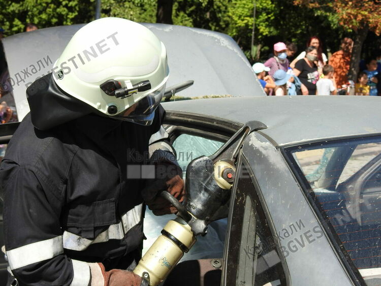 Кола блъсна камион, двама пострадаха