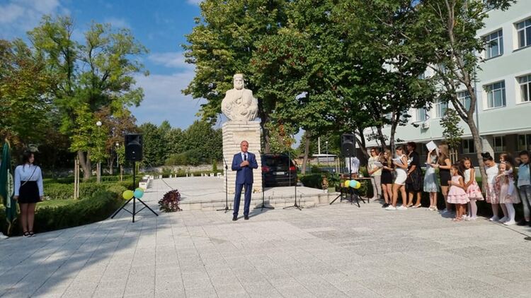 Кметът д-р Христо Грудев откри учебната година в Асеновград 