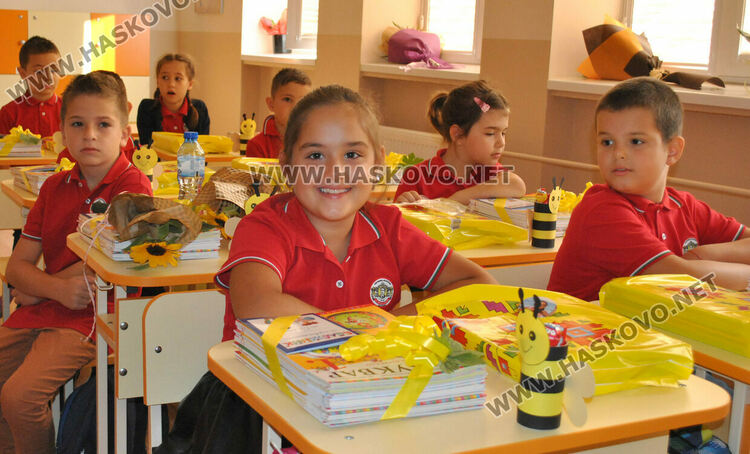 96 първокласници прекрачиха прага на хасковското СУ „Васил Левски“