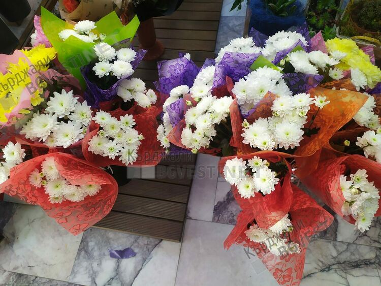 Малките кошнички с цветя са хитът за първия учебен ден в Кърджали