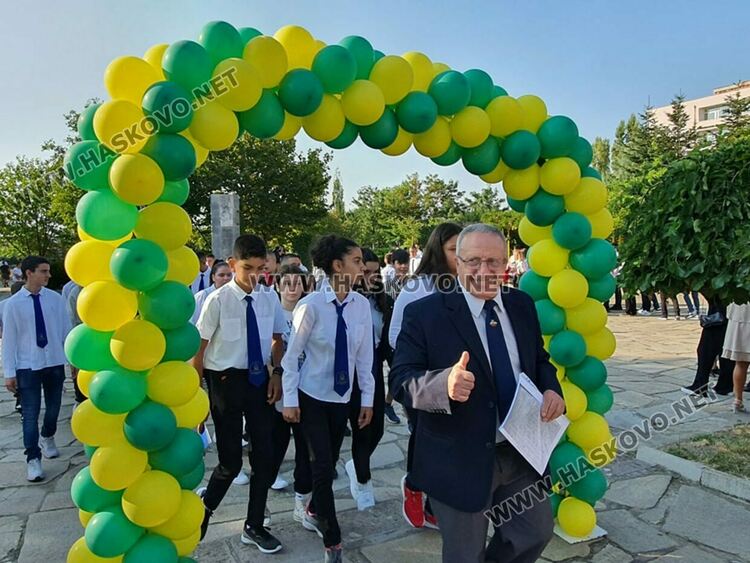 Първият учебен звън за 750 първолаци в Хасково. Гимназиите също започнаха присъствено