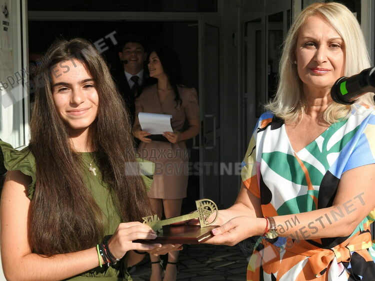 За стотен път в гимназия „Христо Ботев” проехтя първия училищен звънец