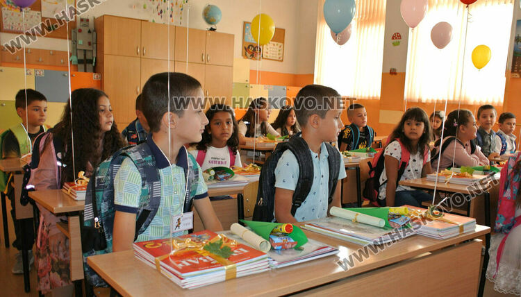 Първият учебен звън за 750 първолаци в Хасково. Гимназиите също започнаха присъствено