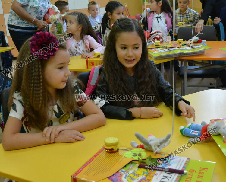 Първият учебен звън за 750 първолаци в Хасково. Гимназиите също започнаха присъствено