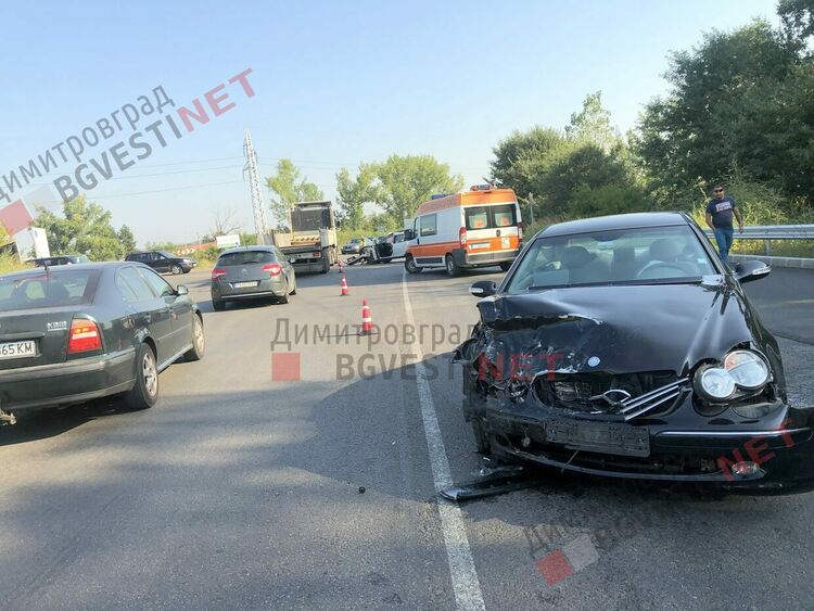 Катастрофа между румънски и хасковски автомобил в Димитровград затрудни движението по Е85