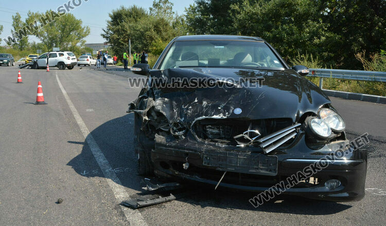 Румънец пострада при сблъсък на две коли на изхода на Димитровград