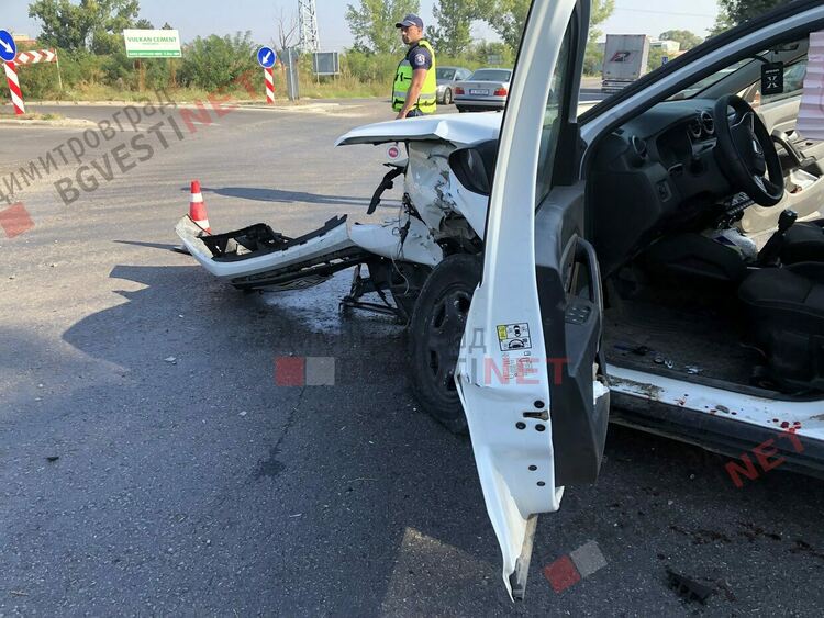 Катастрофа между румънски и хасковски автомобил в Димитровград затрудни движението по Е85