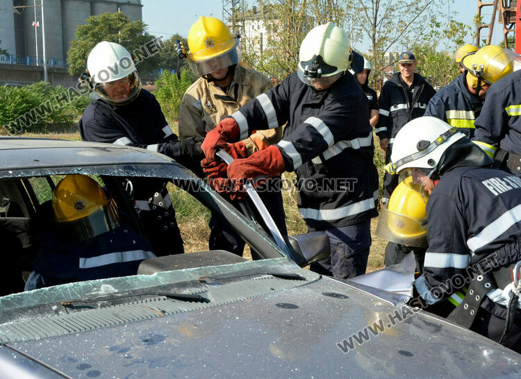 Ръст на тежки катастрофи в Хасковско, демонстрираха спасяване на пострадал