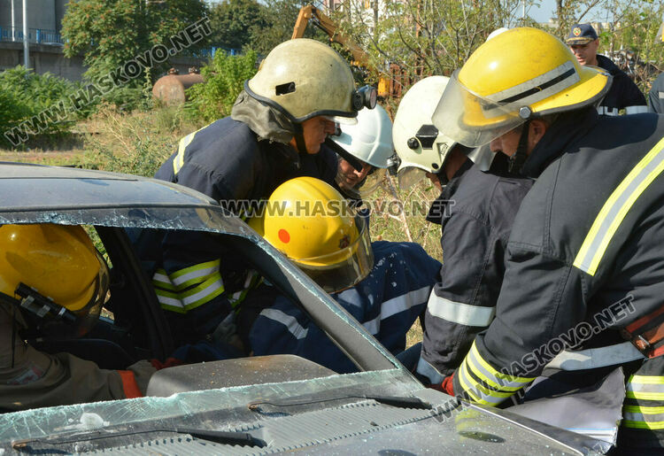 Ръст на тежки катастрофи в Хасковско, демонстрираха спасяване на пострадал