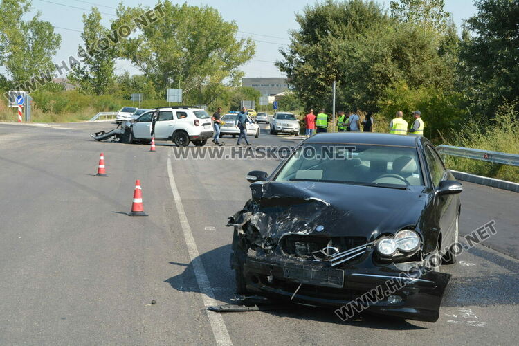 Румънец пострада при сблъсък на две коли на изхода на Димитровград