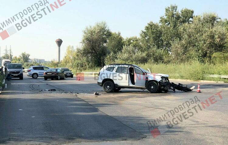 Катастрофа между румънски и хасковски автомобил в Димитровград затрудни движението по Е85