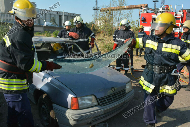 Ръст на тежки катастрофи в Хасковско, демонстрираха спасяване на пострадал