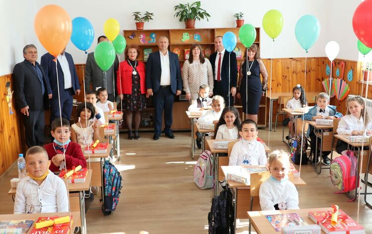 Всички първокласници в Ардинско получиха книжки от кмета инж. Изет Шабан