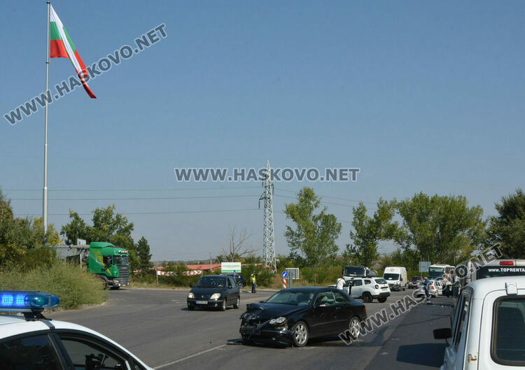Румънец пострада при сблъсък на две коли на изхода на Димитровград