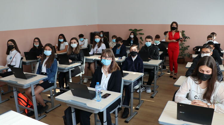 Внедряват на модел 1:1 в СУ „Васил Левски“ в Ардино