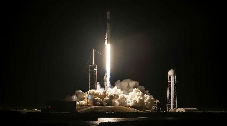 SpaceX изстреля в орбита първия цивилен екипаж
