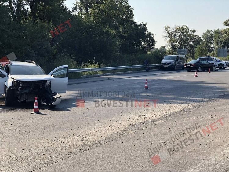 Катастрофа между румънски и хасковски автомобил в Димитровград затрудни движението по Е85
