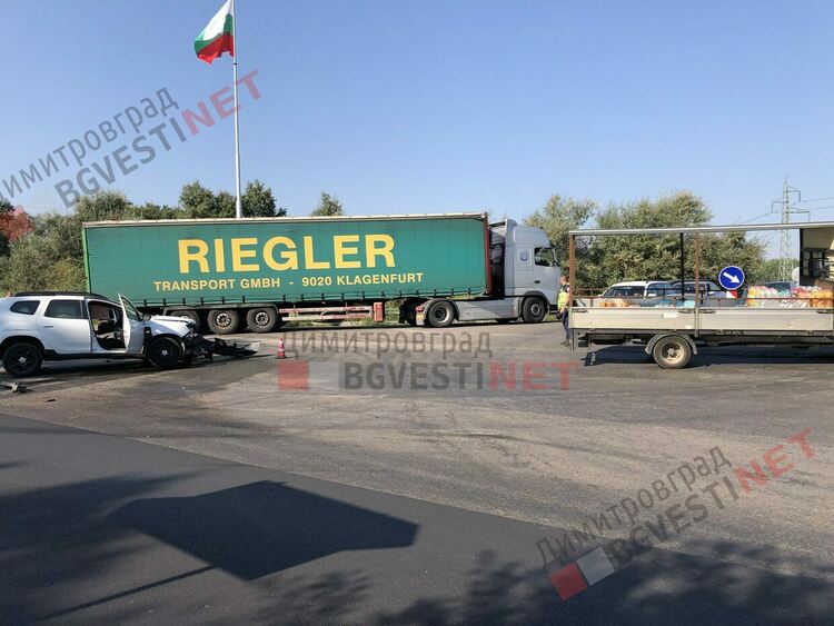 Тира, който навлезе в насрещното движение, защото завоя се взема по лесно, пред очите на пътна полиция