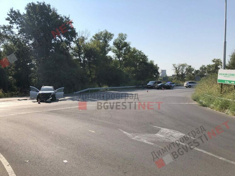 Катастрофа между румънски и хасковски автомобил в Димитровград затрудни движението по Е85