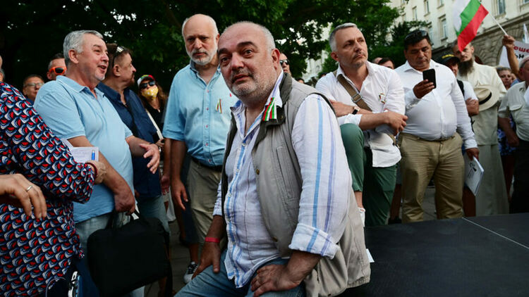 Манолова, Бабикян, Хаджигенов и журналисти са били подслушвани заради протестите, твърди Bird.bg