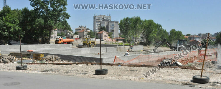 Изграждането на парка над ДНА напредва, предвиждат паркинг със 100 места