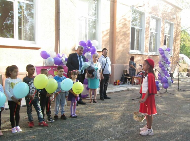  Кметът Николай Митков в първия учебен ден: Община Първомай е Ваш партньор