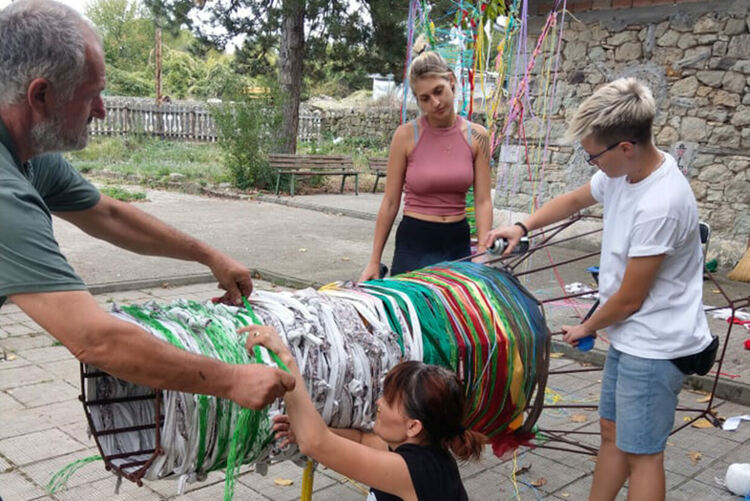 7,5-метров паметник на цветната нишка издигнаха в Дъждовница