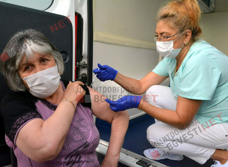 2 в 1: Пазаруваш и се ваксинираш на Неделния пазар в Димитровград